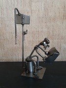 RZEŹBA Z METALU - LUDZIK NA WC CZYTAJĄCY GAZETĘ