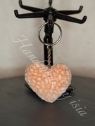 Ręcznie robiony na szydełku brelok w kształcie serca 