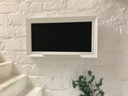 Duża tablica na magnesy z półką w bialej ramie z rzeźbieniem handmade  