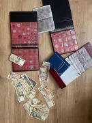 Albumy z monetami i banknoty od złotówki.