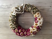 Ręcznie robiony wianek z suszonych kwiatów kremowo-różowy urok w stylu boho