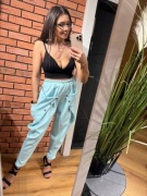 Miętowe spodnie dresowe z gumką w pasie luźny fason złote guziki