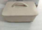  CERAMICZNA MASELNICA Z PRZYKRYWKĄ I UCHWYTEM W STYLU RUSTYKALNYM  BEŻOWA.