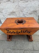 Drewniany taboret rekodzielo ozdobiony