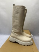 Kremowe modne kozaki skórzane na masywnym spodzie S 41