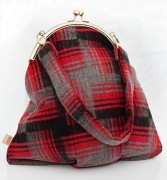 Ręcznie szyta torebka z metalowym zapięciem