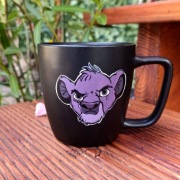 Kubek z motywem Młodego Simby, Szpaku