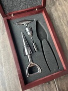 Czerwone drewniane pudełko otwieracze alkohol