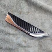 EMBLEMAT BŁOTNIKA PRAWY PRZÓD AUDI A5 8W6853602A