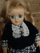 Kolekcjonerska  Lalka porcelanowa 27cm.siedzaca w super stanie