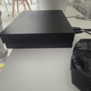 X BOX  ONE X  stan bardzo dobry 