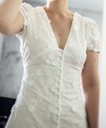 Biała haftowana sukienka midi