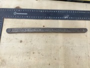 Sztabka ołowiu lub cyny z opisem 650g.