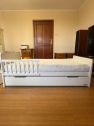 Łóżeczko dziecięce dla trzylatka Woodies z materacem Hilding oraz szufladą