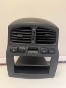 Konsola środkowa, kratki nawiewu, zegarek