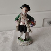 Figurka porcelanowa „Panicz z koszem owoców”