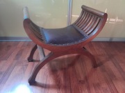 Fotel nożycowy. Krzesło w stylu rzymskim.