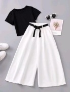 Top z okrągłym dekoltem i szerokimi spodniami z paskiem na wzrost 160 cm