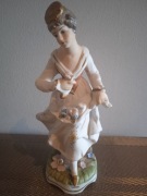 Figurka z porcelany Kobieta z kwiatkiem