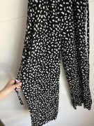 Czarny kombinezon w kropki