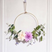 Wianek koło obręcz kwiaty wiszący róże złoty na drzwi ścianę roślina