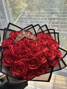 Bukiet róż ze wstążki w kształcie serca 