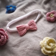 Opaska bezuciskowa z szydełkową kokardką 