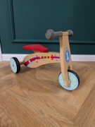 Drewniany rowerek biegowy trójkołowy – Pierwszy pojazd dla malucha