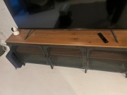 SZAFKA POD TELEWIZOR, CZARNA METALOWA Z DREWNIANYM BLATEM 