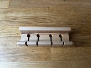 Drewniany organizer na kable 