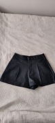 Krótkie czarne spodenki ze skóry, skórzane spodenki Stradivarius 36