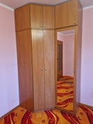 Pojemna i wysoka szafa narożna z lustrem