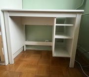 Białe biurko z półkami
