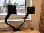 Solidny uchwyt na dwa monitory VESA