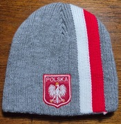 Czapka zimowa w godłem Polski i paskiem biało-czerwonym. Wełniana.