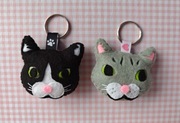 Czarny kot, szary kotek - brelok handmade - prezent, mały upominek