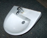 umywalka łazienkowa z kompletem kranowym 60 cm