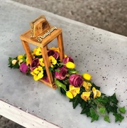 Lampion latarnia grób gumowe tulipany sztuczne kwiaty wiosenna wiązanka 