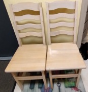 Krzesła z litego drewna sosnowego.