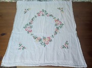 Ręcznie haftowana serweta 74x66