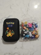 Zestaw 24 figurek pokemon + etui Charizard Pikachu