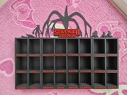 Stranger Things półka na figurki kinder joy stojak