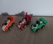 Autka wyścigówki z masy cukrowej na tort 