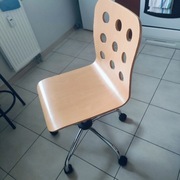 Sprzedam krzesło obrotowe drewniane dziecięce.