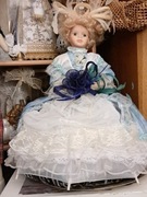 Piękna duża lalka porcelanowa w pięknym ubraniu .