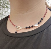  Elegancja w odcieniach różu i nocy – Naszyjnik Hand-made 