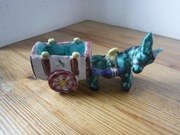 Ceramiczna figurka osiołka z wozem ręcznie wykonana i pomalowana 