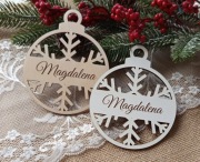 Drewniana bombka świąteczna z imieniem – śnieżynka