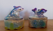 2 szkatułki ceramiczne z delfinami na wieczku