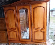 Rzeźbiona szafa drewniana z lustrem 